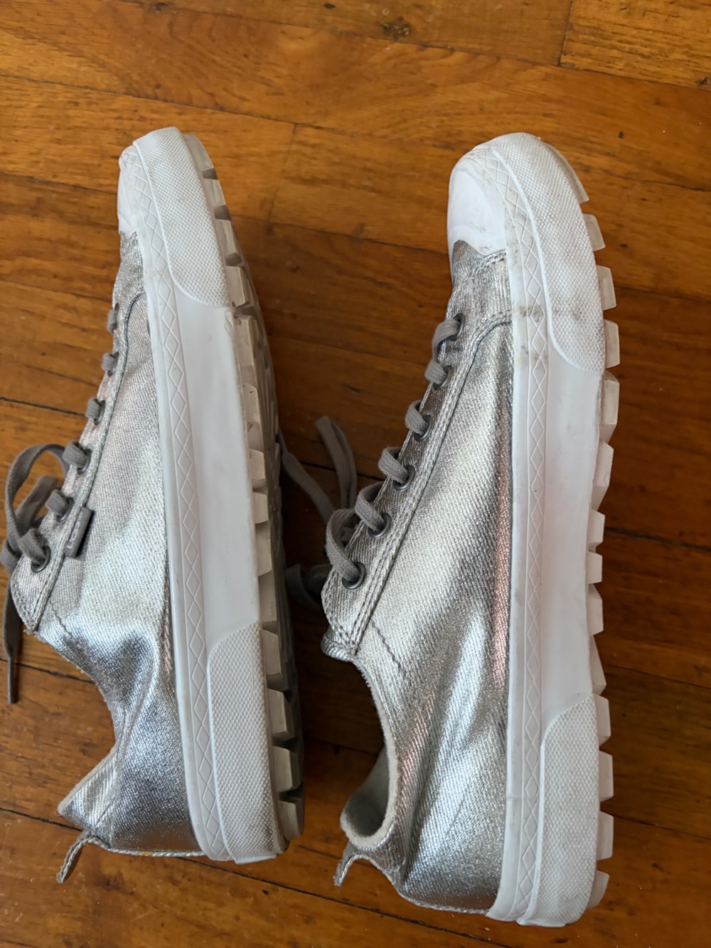 UGG womens Silver Metallic Lace-Up Sneakers 9.5 cute- good shape. Summer jackpot - Picture 6 of 14